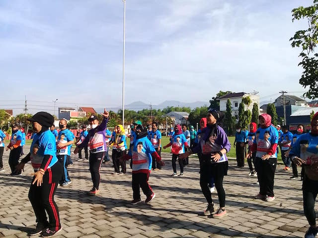 Cabup Nomor Urut 2, Haji Hendy, Jaga Kebugaran dengan Senam 2 Jari di Rambipuji